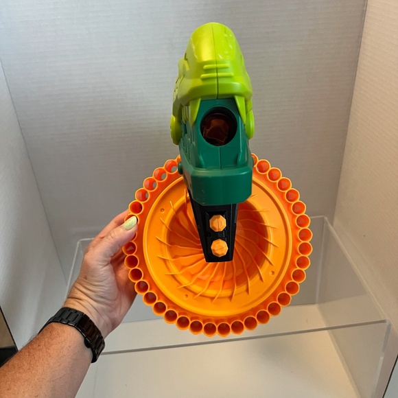 Sakar Lizard Blaster Green/Black/OrangeRotating Barrel That Shoots Up to 60 Feet - Picture 2 of 3